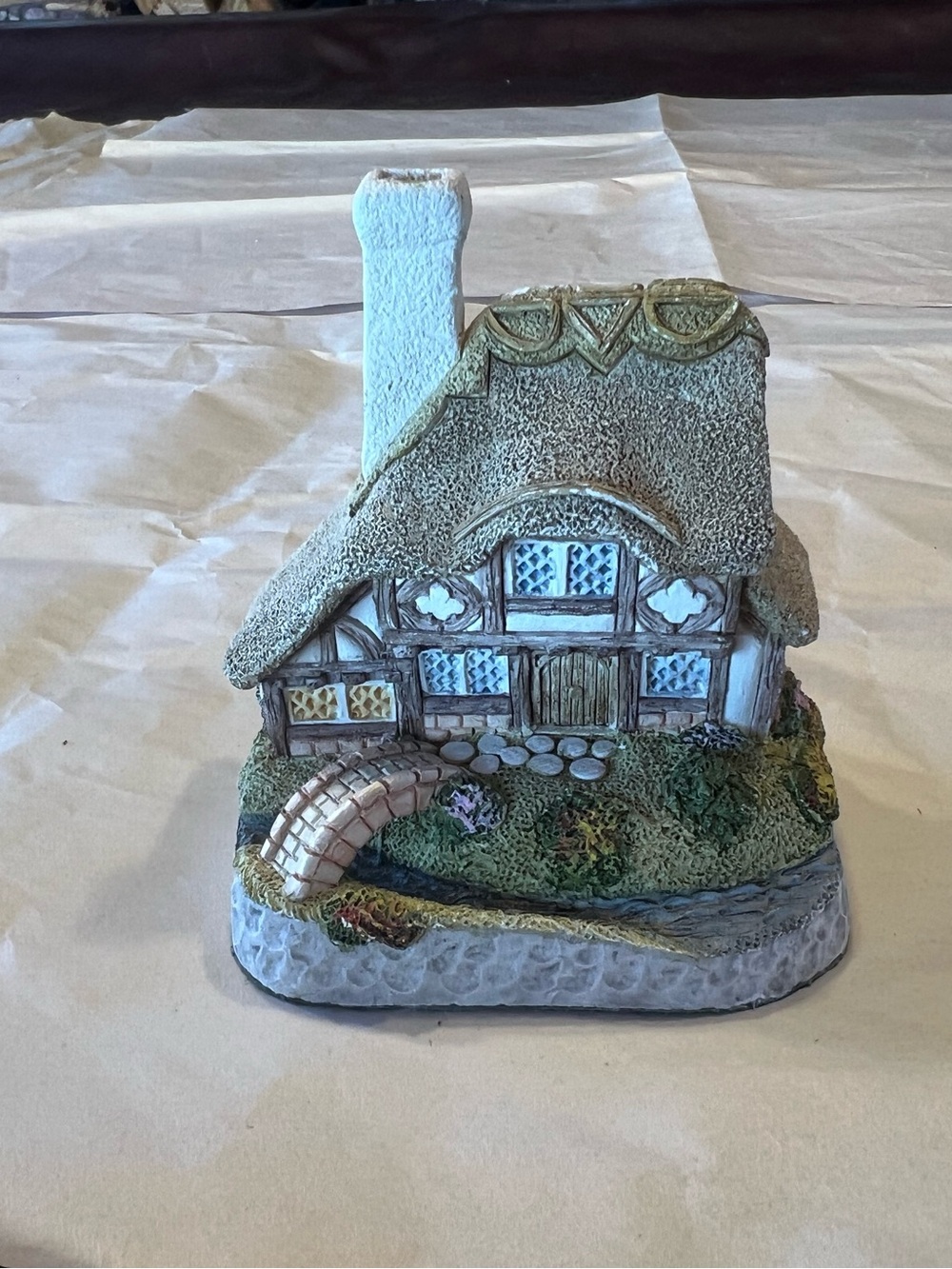 1993 David Winter “crystal cottage”Handcrafted Cottage Sculpture